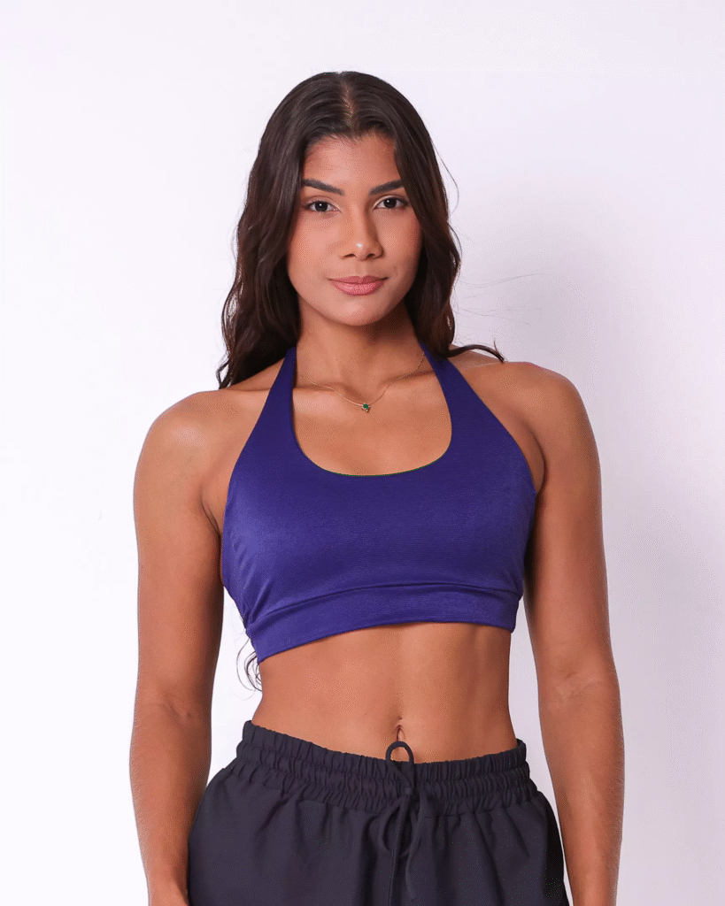 A modelo está usando o Top Jhully Glow Azul Marinho