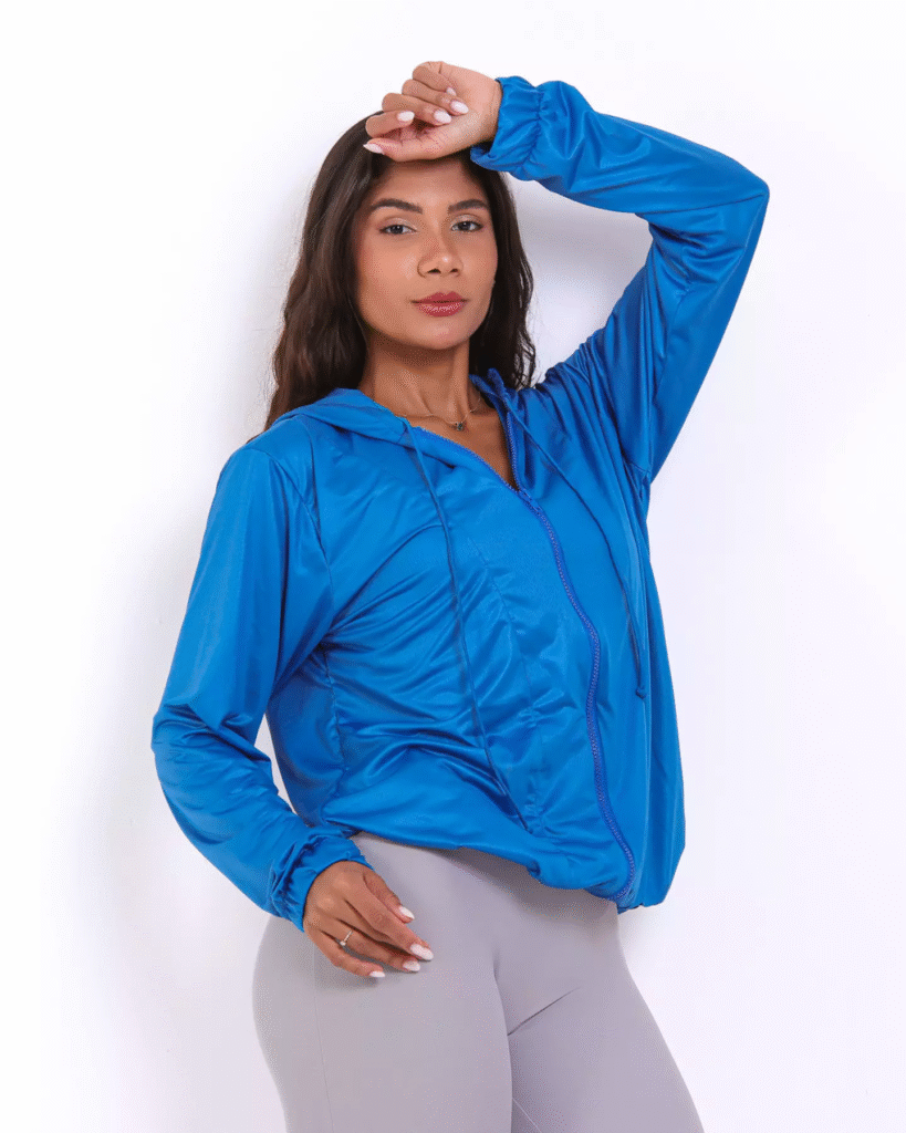 A modelo está usando a Jaqueta Corta-Vento Ultra Leve - Palace Blue