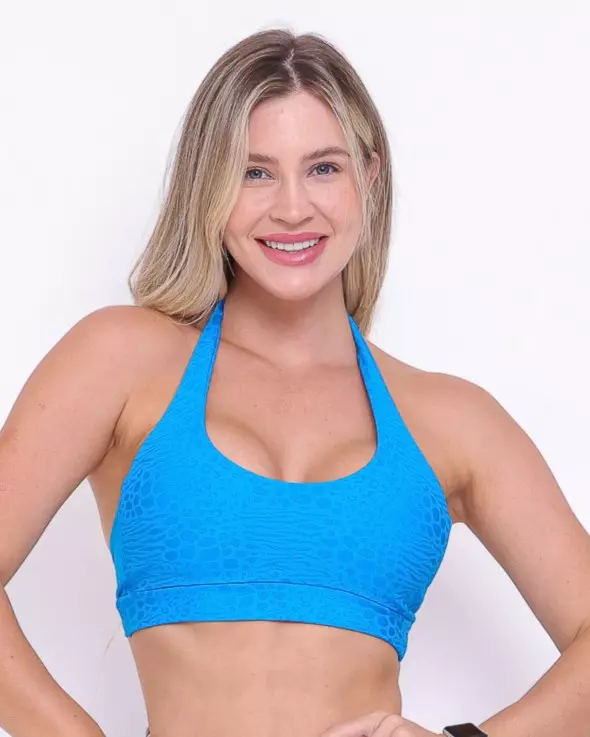 A modelo está usando o Top Jhully Feline (P) - Azul