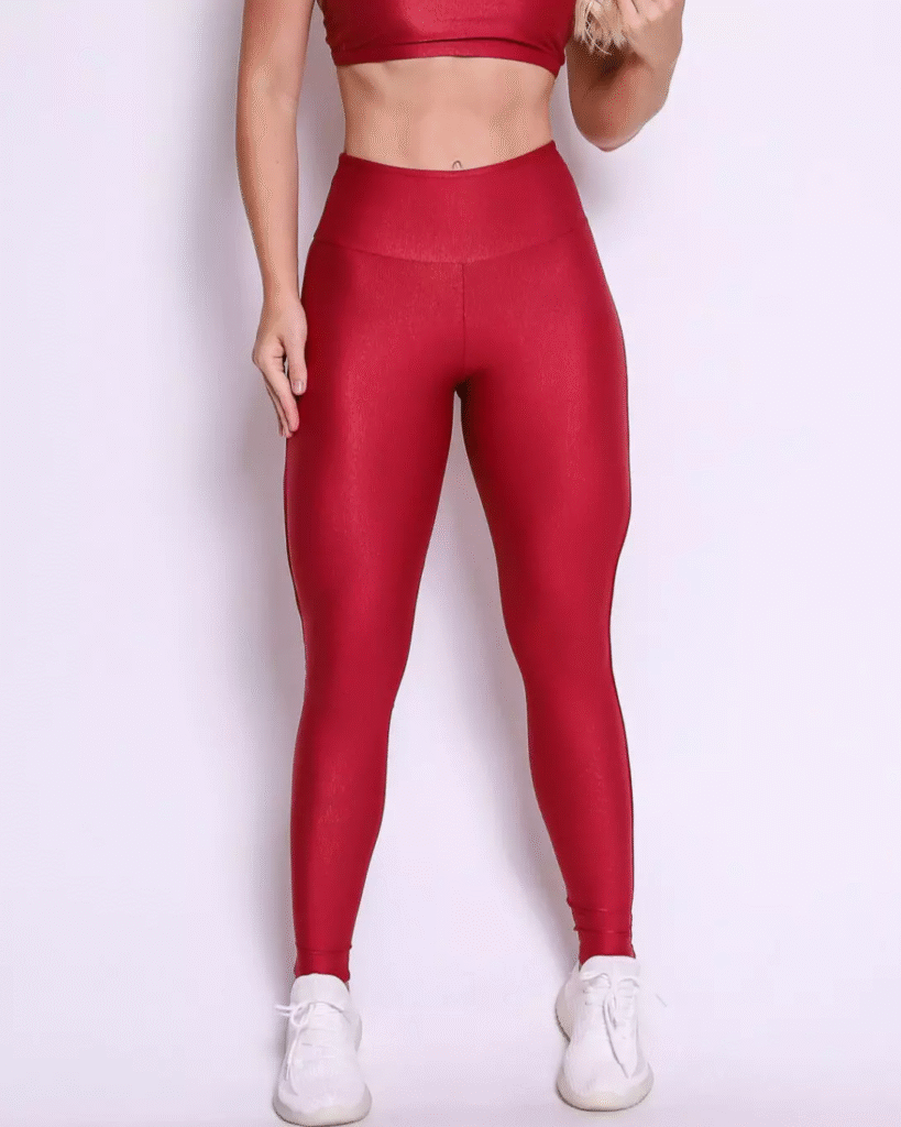A modelo está usando a Calça Legging Empina Vivo Cós Reto Compressão Cherry