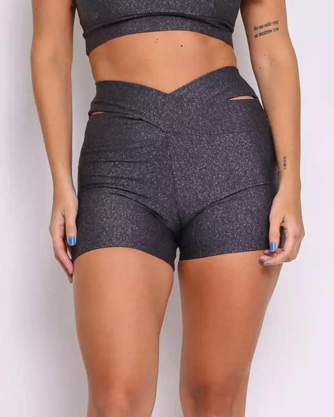 A modelo está usando o Short Básico Cós Cruzado Mescla Escuro