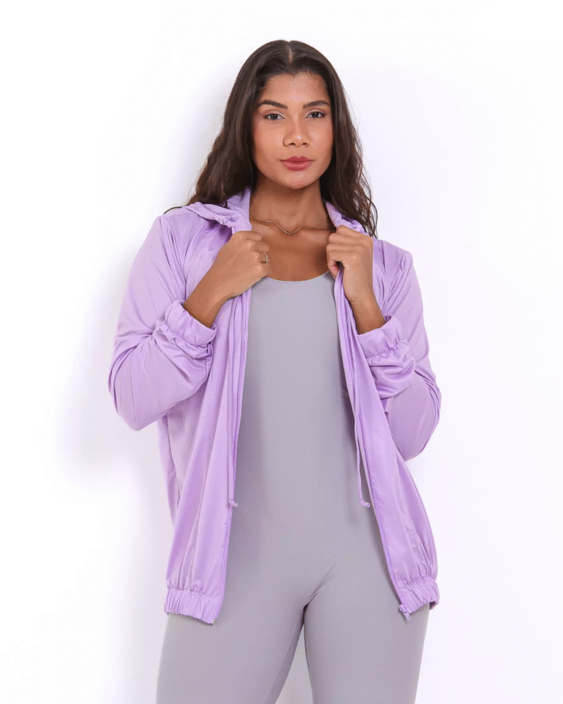 A modelo está usando a Jaqueta Corta-Vento Ultra Leve - Lavanda