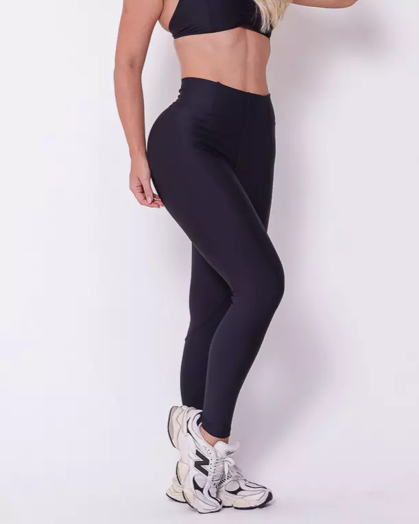 A modelo está usando a Calça Legging Liberty - Preto