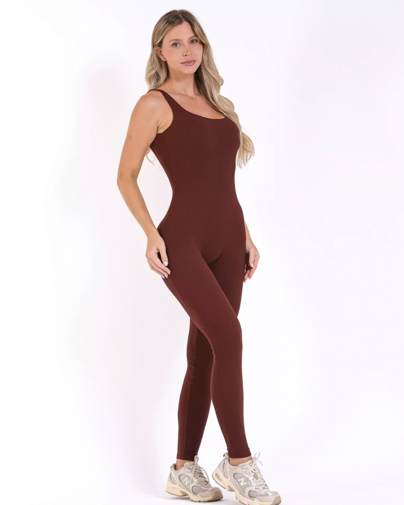 A modelo está usando o Macacão Melissa Jacquard Comfy - Coffee