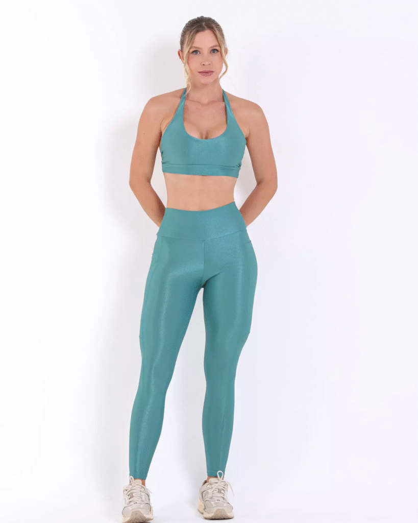 A modelo está usando o Conjunto Calça Básica Bolso Compressão + Top Jhully - Verde Militar