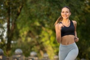 mulher correndo usando um legging com bolso